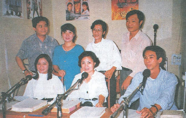 Trái sang (hàng ngồi): Bích Ngọc, Huỳnh Hoa, Nguyễn Vinh, (hàng đứng) Bá Tòng, Thanh Phúc, Thế Phương, Trung Châu